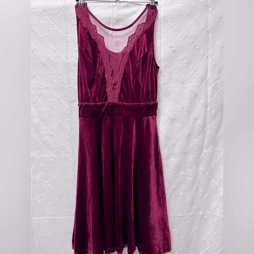 New with tags absolutely gorgeous, maroon velvet dress